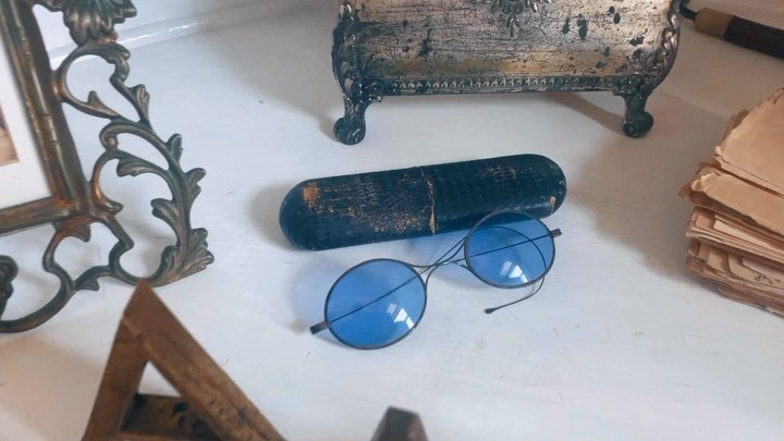 Summer curiosities @palacioramalhete 🎥
Did you know that in 19th century Cobalt blue sunglasses were not only a big trend but at that time believed to be very healthy for your eyes ? Try it when here, 200 years later it still looks super fashionable 🕶️😆!
#boutiquehotel #lisbon #traveljunkies #weekendtrip
#secretescapes #interrior #curiosities