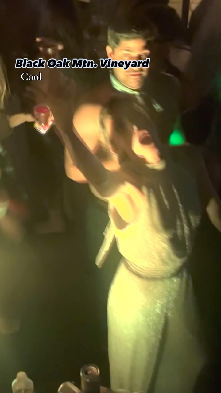 Wanted: A couple who is having a beautiful, elegant, and extravagant wedding all so it can culminate in the BEST DANCE PARTY EVER!
Me: LET’S GOOOOOO!!!!!
Killer soundtrack from beginning to end, amazingly stunning couple who had the best time with their closest folks, at the incredible @blackoakmountainvineyards
I mean, they chose the unedited version of “X Gon Give it to Ya” by DMX for their grand entrance, c’mon!!!