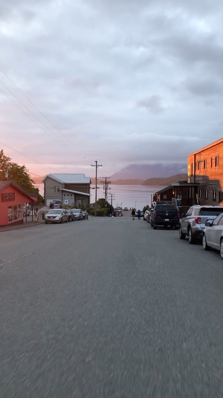 🌞
.
.
.
#sunset #tofino #bike