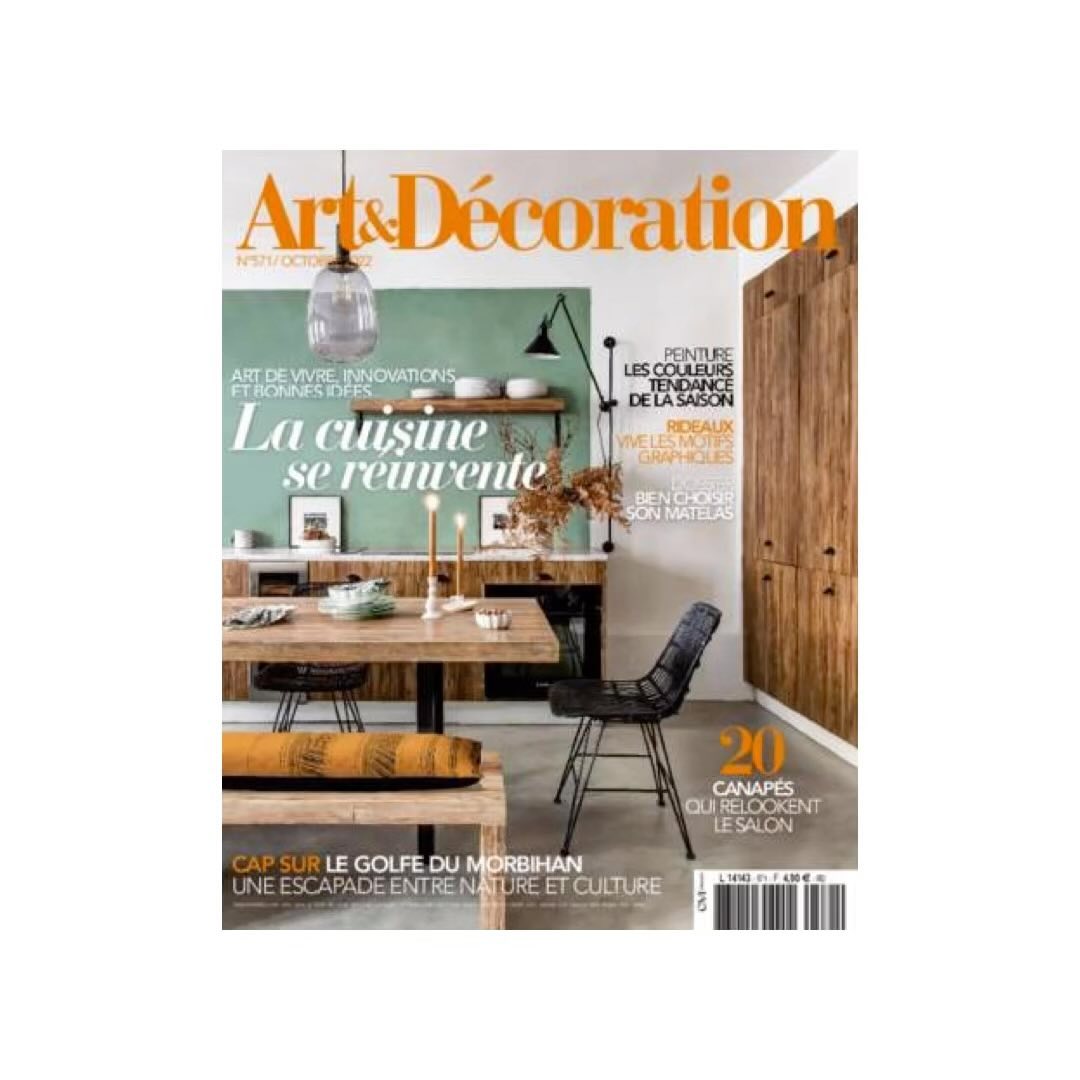 // COCON GRAPHIQUE NOIR ET BLANC //
ART & DECORATION
Cocooning sur le classique mais pas si classique noir et blanc dans le numéro du magazine Art et Décoration d'octobre encore en kiosque.
En jouant sur les mélanges de matières et formes dans un esprit néorustique/contemporain ce duo intemporel rappelle qu'il peut aussi apporter beaucoup de chaleur dans nos intérieurs d'automne/hiver.
En toile de fond le lin aux rayures irrégulières traçées à la main par @camillalundsten pour @littlephant_team est disponible au mètre et en coussins - fabriqués en Europe -
——
#tissu
#textiles
#agencerp
#graphique #elegant
#decoration #noiretblanc #blackandwhite
#inspiration
#instadeco
#lin #coussin #littlephant
#vkbpr
Stylisme @karinevillame Photos @urbrain