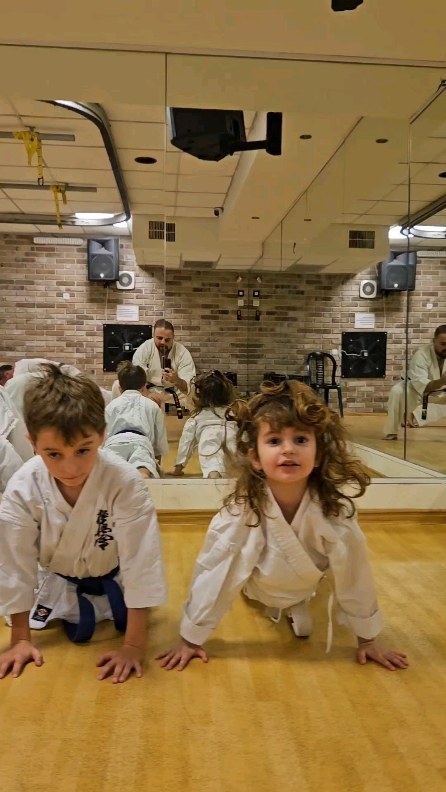 חג חנוכה שמח מדוג'ו תל אביב 🙏🥋❤️
#חנוכה #שמח #קראטה #קיוקושין #תלאביב #חוגים #ילדים #חינוך #משמעתעצמית #אומנויותלחימה