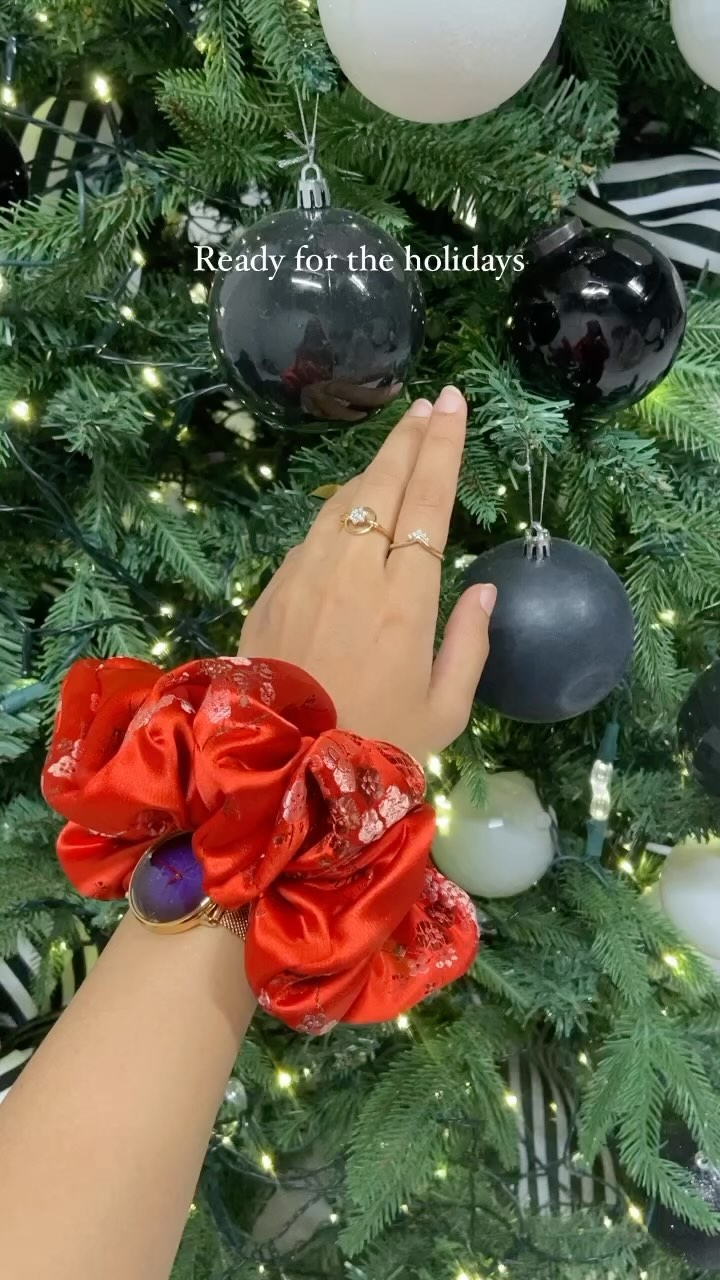 Deck the halls with our festive Scrunchies! π Not only do they provide the ultimate care for your hair, but they also add a touch of glamour to any outfit β€οΈ
#HolidayReady #HairCareEssentials #AccessorizeInStyle"