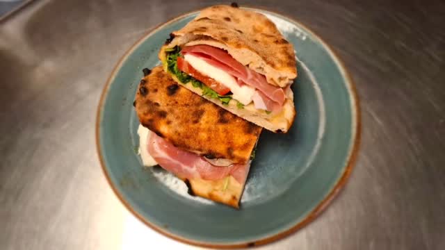 Our secret?
Fresh ingredients and passion for food.🤤
Coming soon @bohemerichmond so stay tuned.
#eastsheenvillage #richmond #pizza #london #freshlybaked #freshinthestreets