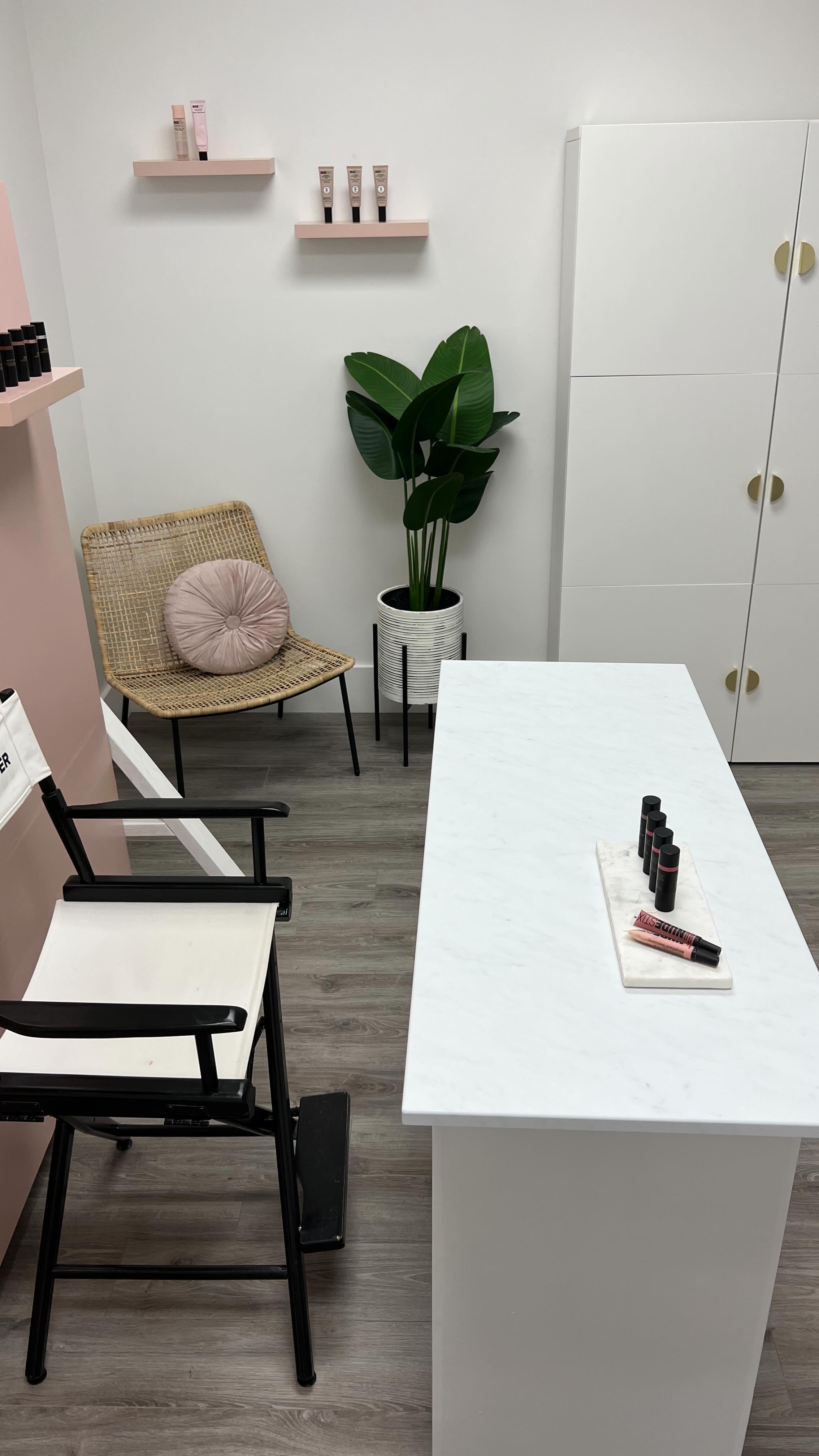 Transformed a storage room into a chic little studio space for content creation for @nudestix with a few custom pieces, like the double sided backdrop on wheels, a vanity area that doubles as a work space, and a table on wheels 🪄🔑💄
#lachicsoiree #toronto #design #nudestix #designinspo #styleinspo #makeup #beauty #office #officedesign #designproject #designinspo #makeupstudio