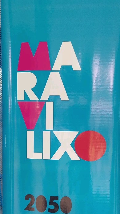 A #maravilixo vem atuando para fortalecer a sustentabilidade em escolas, eventos e empresas!
Hoje compartilhamos com vocês nossa participação no @fam_festival em Recife no ano passado! 🤎🥳
Já é nossa terceira participação no FAM e dessa vez levamos a mini-exposição interativa "2050: combate à poluição plástica nos oceanos".
A cada ano, ao menos 8 milhões de toneladas de plástico vão parar nos oceanos – o equivalente a um caminhão de lixo por minuto. A projeção para 2050, se mantivermos a tendência atual de aumento da produção global, é de que a produção de plásticos quadruplique e teremos acumulado 33 bilhões de toneladas de plástico em todo o planeta até essa data.
Essas projeções indicam que haverá mais plástico do que peixes em nossos oceanos!! 😭
Além de dados informativos e do retrato da triste realidade de animais marinhos que se machucam e morrem devido à poluição plástica, trouxemos também o olhar dos 5Rs da sustentabilidade para promover uma reflexão crítica quanto aos hábitos de consumo e descarte em nossa sociedade que produz uma quantidade absurda de resíduos, poluindo o planeta de diversas formas.
1. REPENSAR hábitos
2. RECUSAR produtos com impactos negativos
3. REDUZIR o consumo
4. REUTILIZAR materiais e objetos
5. RECICLAR embalagens
Além da nossa linda estrutura expográfica, contamos também com a presença e parceria da cooperativa de mulheres @palhadearroz que, além de realizarem o essencial serviço ambiental de coleta e triagem de resíduos com potencial para reciclagem, possuem um maquinário para a trituração e extrusão plástica produzindo itens incríveis, como fruteiras, porta-lápis, tigelas, entre outros, de diversas cores e tamanhos e através da venda desses itens conseguem um aumento na renda para as cooperadas!
Foi inspirador e com uma participação linda do público, especialmente das crianças, que interagiam e chamavam os adultos para se juntarem a elas!
Nos chame no direct ou no email maravilixo@gmail.com para seguirmos com nosso propósito de, através da arte e educação, gerarmos mudanças importantes de consciência para que possamos nos unir e exigir cada vez mais as mudanças estruturais necessárias para a regeneração do planeta!