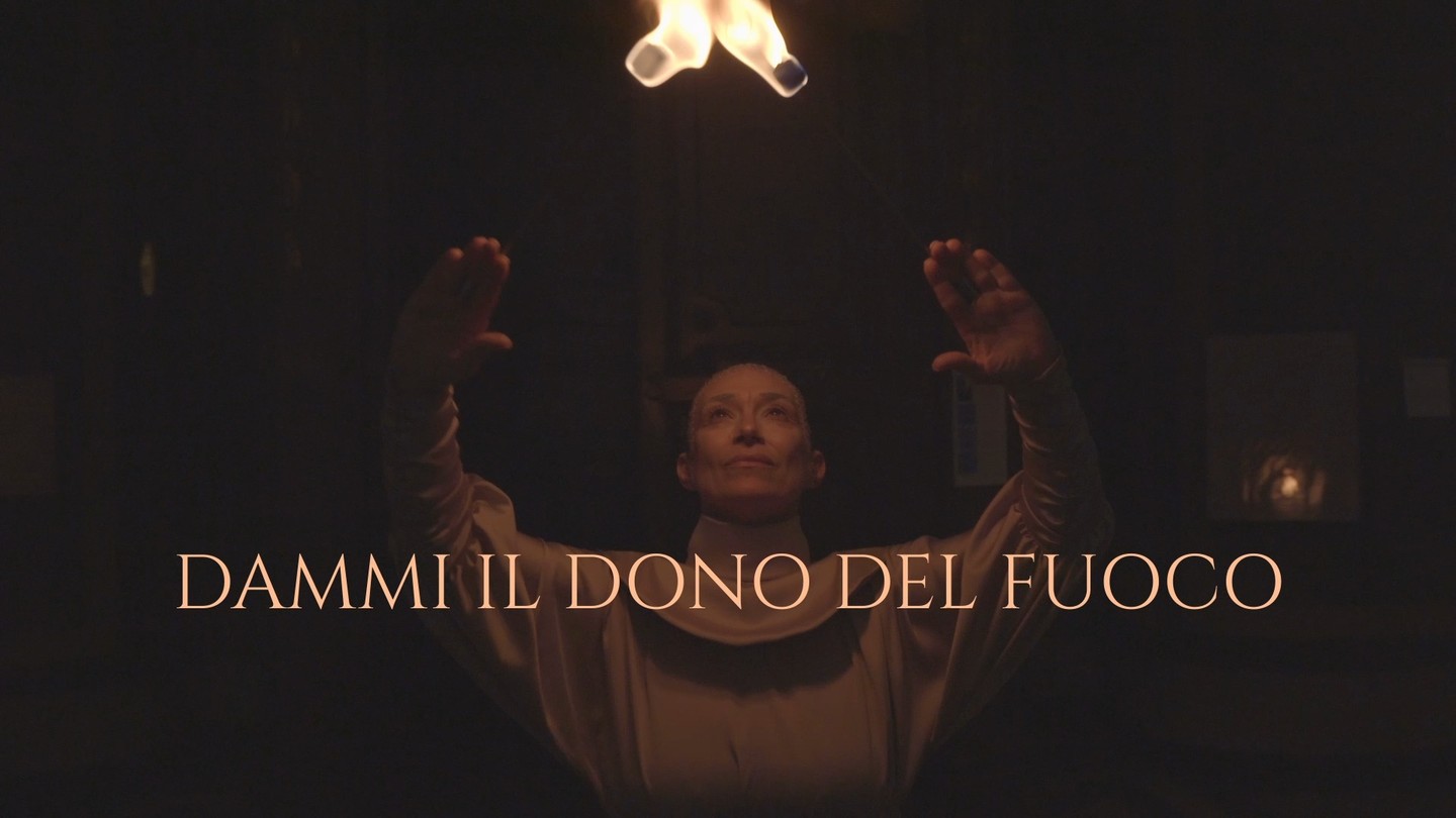 Dammi il dono del fuoco
Teaser del video 4K pubblicato su YouTube:
https://youtu.be/Db7mV6emG8k
Azione scenica per voce recitante, coreutica, soprano, baritono, strumenti medievali, su testi e musiche di Hildegard von Bingen.
Progetto artistico di Stefano Sabene
Testi a cura di Chiara Bellaveglia
Azione coreutica a cura di Sabina Domanico
Artisti
Chiara Bellaveglia (Hildegard), voce recitante
Sabina Domanico (Visione), danzatrice
Ensemble Opera Omnia
Serena Lanzalonga, Voce
Luigi Polsini, Viella / Rebab / Salterio
Lorenzo Sabene, Liuto medievale / monocordo
Stefano Sabene, Voce / Traversa medievale / Percussioni
Costumi: Antonia Dilorenzo e Carlotta Mazzoni
Truccatrice: Simona Zizza
Video realizzato da Francesco Sabene nella chiesa di S. Maria dell'Orto - Roma.