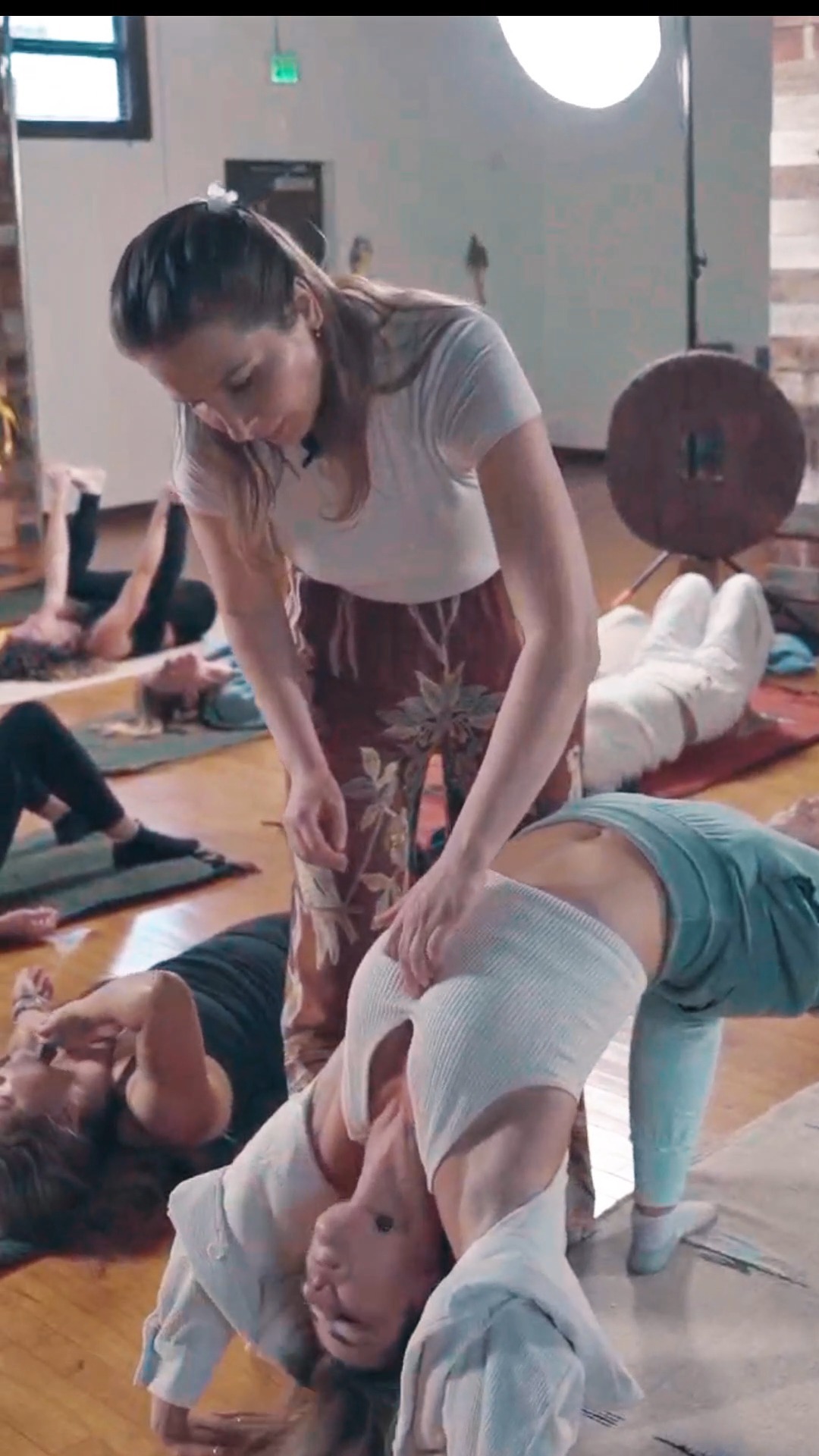 Why do people do Backbends during Kundalini Activation?
🇬🇧🇵🇱
During Kundalini awakening, backbends often happen spontaneously. This is because backbends naturally help the body facilitate the flow of energy through the spine. 🌿
✨ Backbends create an open pathway, allowing energy to rise smoothly and without resistance.
✨ Backbends effectively stimulate and open the heart chakra (Anahata) and the throat chakra (Vishuddha).
✨ Backbends stretch and open the front body, releasing stored emotions and clearing physical and energetic blockages.
Dlaczego Ludzie Wykonują Mostek Podczas Aktywacji Kundalini?
🇵🇱
Podczas przebudzenia Kundalini, mostki często pojawiają się spontanicznie. Dzieje się tak, ponieważ naturalnie pomagają one ciału ułatwić przepływ energii przez kręgosłup. 🌿
✨ Mostki tworzą otwartą ścieżkę, pozwalając energii wznosić się płynnie i bez oporu.
✨ Mostki skutecznie stymulują i otwierają czakrę serca (Anahata) oraz czakrę gardła (Vishuddha).
✨ Mostki rozciągają i otwierają przednią część ciała, uwalniając zmagazynowane emocje i usuwając fizyczne i energetyczne blokady.
.
.
.
#kundalini #backbends #yoga #chakrahealing #spiritualawakening #energyflow #emotionalrelease #ancientwisdom #shaktipat #reiki #kundaliniactivation #kundaliniyoga #heartchakra #Energyschool #MysterySchool #fypシ #explorepage #explore #trendingreels
#Mostki #Joga #UzdrawianieCzakr #PrzebudzenieDuchowe #PrzepływEnergii #UwolnienieEmocji #StarożytnaMądrość #AktywacjaKundalini #SzkołaEnergii #SzkołaSztukTajemnych