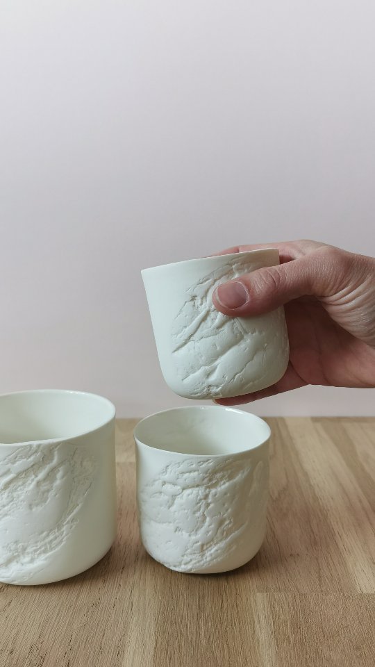 Stop motion maison pour vous présenter les 3 tailles de mes tasses en porcelaine, que vous soyez café, chocolat chaud ou thé, vous trouverez tasse à vos mains pour ne pas dire chaussure à vos pieds 😉
Perso, je suis de la team chocolat chaud, rien de plus réconfortant l'hiver ! miam 🤍
Et vous ?
Tasses collection ÉCORCE
@atelierpam_
#porcelaine #artisanatdart #tasse #tasseartisanale #coffee #chocolatchaud #the #handmade #artcraft #artceramic #empreinte #écorce #art #home #objetunique