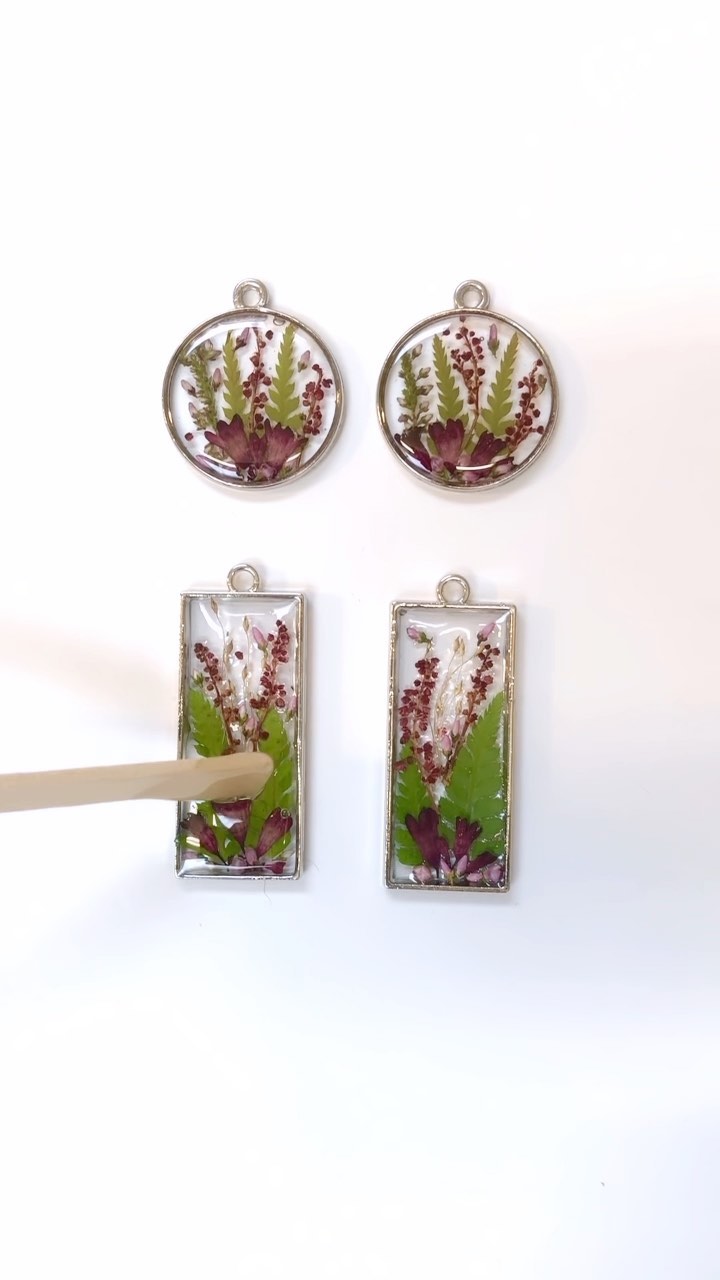 Adding a top layer onto these wildflower and fern pendants. Sorry about the camera shake! Gorgeous real ferns, Heuchera flowers and Heather, these green and red beauties are always popular in the winter months 🙂❤️💚
.
#processvideo #howitsmade #resinpour #mindfulmoments #resinjewelry #resinjewellery #realflowerjewelry #realflowerjewellery #wildflowers #ferns #giftideas #christmasgifts