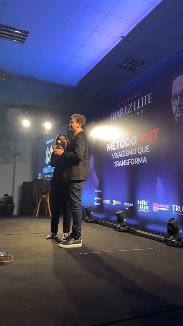 Sucesso Absoluto!
Encerramos nossa imersão com a certeza de que algo extraordinário aconteceu. Foram dias intensos de troca, aprendizados profundos, conexões reais e transformação. Cada detalhe foi pensado com propósito — e cada participante entregou energia, presença e vontade de crescer.
Agradecemos a todos que fizeram parte dessa experiência inesquecível. O sucesso desse evento é reflexo do comprometimento de cada um. Que tudo o que foi vivido aqui continue ecoando em atitudes, decisões e resultados concretos.
Nos vemos na próxima jornada! #imersao #juarezleite #visagismo