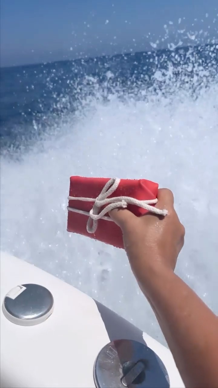 Wasserfester Geschenkstoff? 💦 Ja das gibts wirklich. 😳 Ok, es ist nicht wirklich Stoff, aber genauso ein Naturprodukt - nämlich Kautschuk. Und der ist zu 100% Natur.
So verpackt kommt dein Geschenk 💝 auch wenn du zur Beachparty ans Ufer oder vom Ufer zur Boatparty schwimmen musst, trocken an👌Und wenn das Packerl nass ist, glänzt es nochmal extra schön.
#geschenkstoff #beachparty #costabrava #llafranc #begur #calella #cruising #motorboat #summervibes #reels @regina_preloznik @flo.qrt