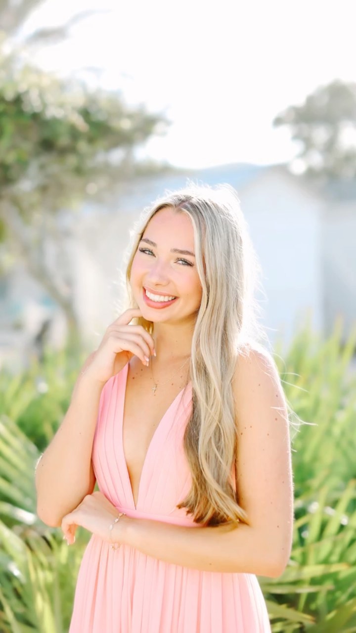 A rainy morning turned into a gorgeous senior portrait session around @seasidefl 🌴💙