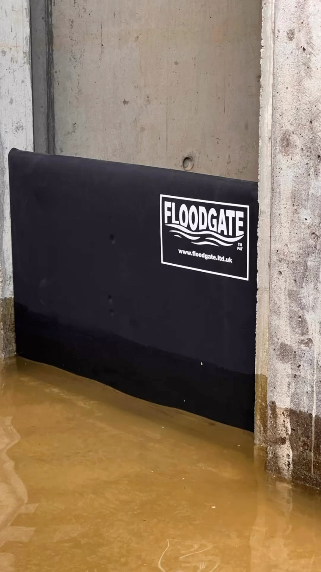 Da hatte die Gebäudeversicherung Recht? Das Floodgate ist nicht innerhalb von drei Minuten installiert, sondern in nur einer Minute... Bravo!
Es ist bedauerlich, dass nicht alle Gebäudeversicherungen in der Schweiz die Vorteile und Effektivität der FLOODGATE-Wassersperre kennen. Aber zum Glück wissen unsere Kunden, wie wertvoll diese Alternative ist und schätzen sie entsprechend. Immer mehr Menschen entscheiden sich für die FLOODGATE-Wassersperre, um ihr Zuhause vor Überschwemmungen und Hochwasser zu schützen - und das ganz ohne aufwendige bauliche Massnahmen!
Standard Floodgate ersetzt 50 Sandsäcke
Mobile Türsperre für fast jede Tür- oder Fensteröffnung
Effizient und kostengünstig im Vergleich zu fix verbauten Systemen
Modulares System zur Erweiterung der Öffnungsbreite oder Stauhöhe
Einzigartig, hocheffizient, innovatives Teleskopsystem, keine Rahmen oder Installationen notwendig, einfach und rascher Aufbau, anbringbar während des Flutvorgangs, seit Jahren erfolgreich im Einsatz bewährt, minimaler Platzbedarf, nachhaltig!
#Hochwasserschutz #Floodgate #Wassersperre #Innovativ #Kostengünstig #Teleskopsystem #MobileSperre #ModularesSystem #Nachhaltig #Effizient #EinfacherAufbau #Ernsteinsatz #Gebäudeschutz #Starkregen #Überschwemmung #Sandsäcke #Sicherheit #Hochwasser #Neoprenhülle #MadeinEngland