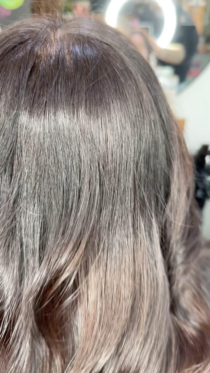 ☕✨ Pass me that warm mocha! From brassy gold to rich, warm mocha melt brunette, this transformation is serving up all the shine and beauty. Looking expensive, hunny! 💁♀️💰 #WarmMochaMagic #BrassyToClassy #melt #stunningbab #w389 #hairdressing #wella #shinefinity #colourtouch