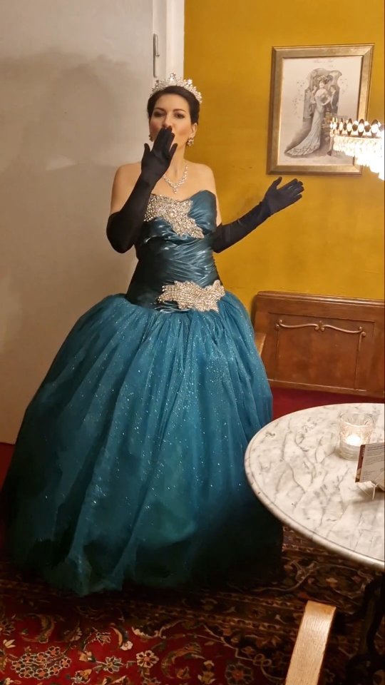 Fancy dress đžđ
.
.
.
.
.
#gown #thatsmystyle #operasingersofinstagram #operasingers #singersofinstagram #singerslife #mydress #greendress #crown #diadema #classic #classicalsingersofinstagram #classy #fancy #UraniaTheaterCologne #operetta #opera