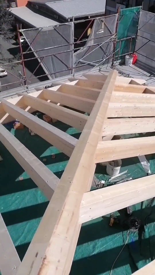 <Tetto in legno>
•
Ecco come si costruisce un tetto in legno!
•
SPOILER
🔽🔽🔽
Non guardarlo se soffri di vertigini!