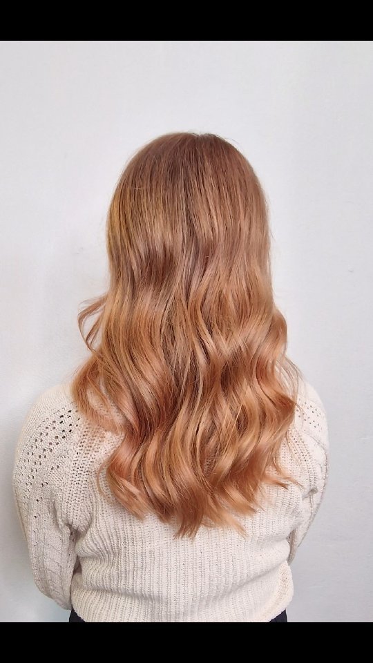 Uutta ilmettä persikkaisella kuparilla blondin tilalle 🤩
By @helibow
#helibow#bowhelsinki#parturikampaamobow#peachhair#peachblonde#copperhair#colormakeover#hairtransformation#oribeobsessed#oribehairfinland#finpaka#hofshotvideo23
@goldwellnordic
@hairdressersoffinland