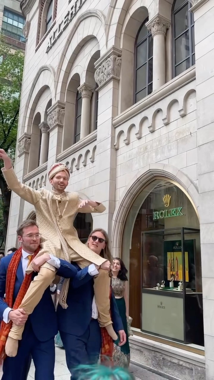 Baraat On Mag Mile Chicago! 🕺🪩🏩🔥
📍Plan Your Wedding Anywhere
📝 @thebollywed @soniya2221 @agandhi23
🔊 @dj.oza
🏩 @warwick.allerton.chicago @warwickhotels
⏱️ @rolex
@chicago @chicagobucketlist @chicago.explore @themagmile @chicago @barbie @barbiethemovie