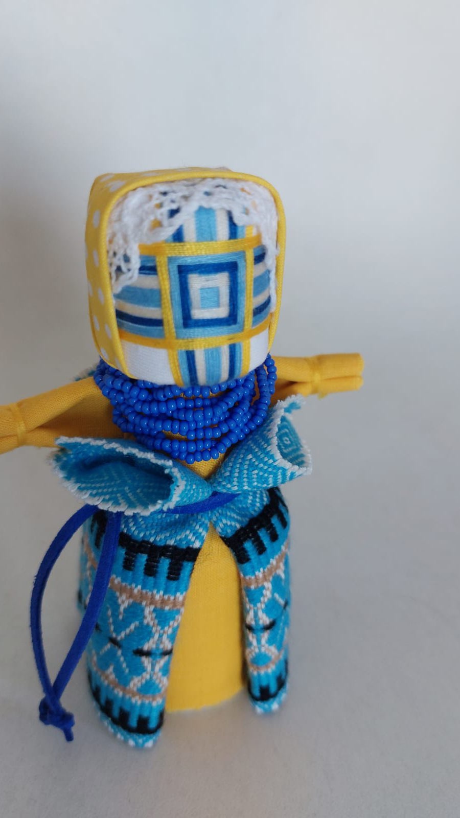 Motanka o tradição que gira bastante interesse e dúvidas…antigamente era brinquedo por isso não poderia ter rosto comum pois acreditavam que espírito mal poderia entrar no objeto com furos e corte. O cruz no rosto não tem conexão com religião pois é símbolo mais antigo. Cruz significa energia masculina e feminina… depois boneca passou a ser presente amuleto para mulheres. Há algumas regras e vários tipos de Motanka … descubra mais detalhes no blog => link na bio @azul.e.amarelo
#motanka #ucrania #azuleamarelo #tradicoes #cultura