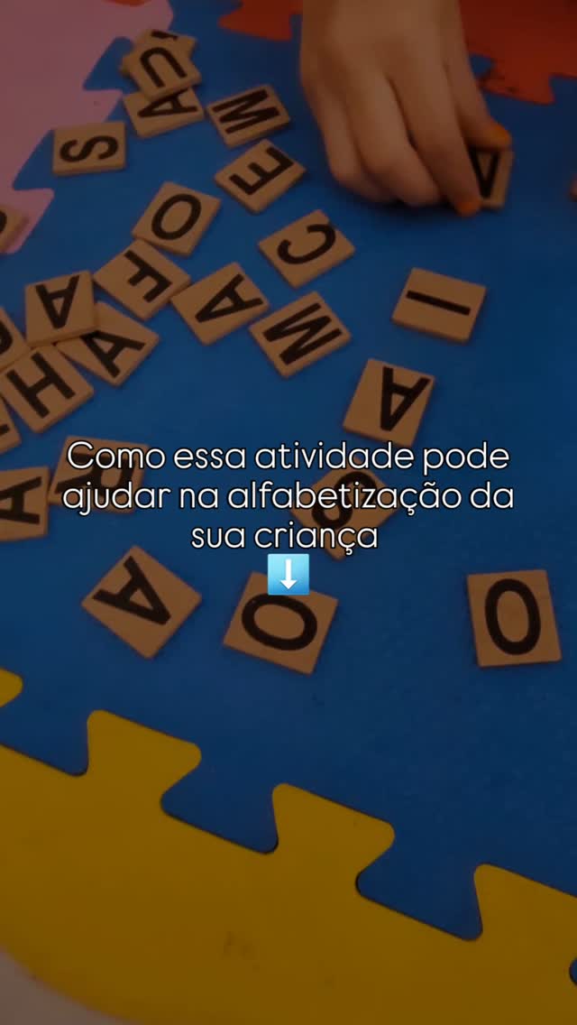 1. Acesso ao léxico (repertório de palavras):
Ela precisou lembrar palavras que já conhecia e ver se as combinações de letras que montava faziam sentido. Isso ajuda a fortalecer esse "banco de palavras" que usamos pra ler e escrever.
2. Consciência fonológica:
Ao testar as letras, ela foi percebendo os sons e como cada letra funciona dentro da palavra. Isso é essencial no processo de alfabetização.
3. Flexibilidade de pensamento:
Com um número limitado de letras, ela teve que testar, errar, tentar de novo… Isso estimula a criatividade e o raciocínio.
4. Estratégias de escrita:
Quando eu propus usar duas consoantes e ir trocando as vogais no meio, ajudei ela a criar um jeito de pensar sobre como as palavras se formam. Isso é ótimo pra desenvolver hipóteses de escrita.
5. Atenção e memória:
Durante a atividade, ela teve que lembrar quais letras já usou, testar novas combinações e se concentrar. Tudo isso exige bastante atenção e memória de curto prazo.
#psicopedagogia #alfabetização #educacaoinfantil
#pedagogia #aprendizagem #educacao #letramento
#psicologiainfantil #atividadespedagogicas #aprenderbrincando #pedagogiaporamor #serprofessora #amoserprofessora #saladeaula
#atividadesludicas #desenvolvimentoinfantil
#dificuldadesdeaprendizagem
#inclusaoescolar #reforcoescolar #psicomotricidade