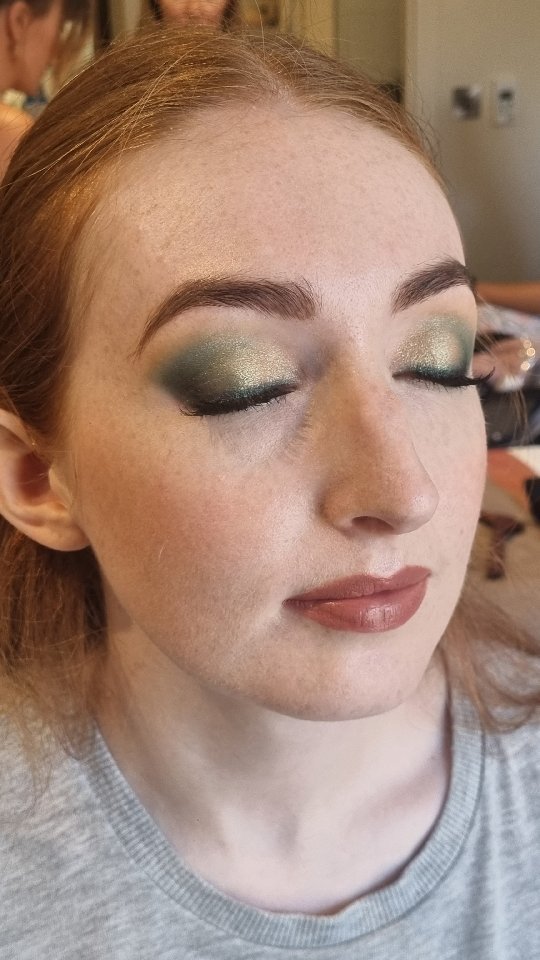 When your client is a big fan of green eyeshadow like you 💚🥰
glamourous makeup for this beauty using exclusively @viseart palettes
#glamourousmakeup #dewyskin #secretspauk