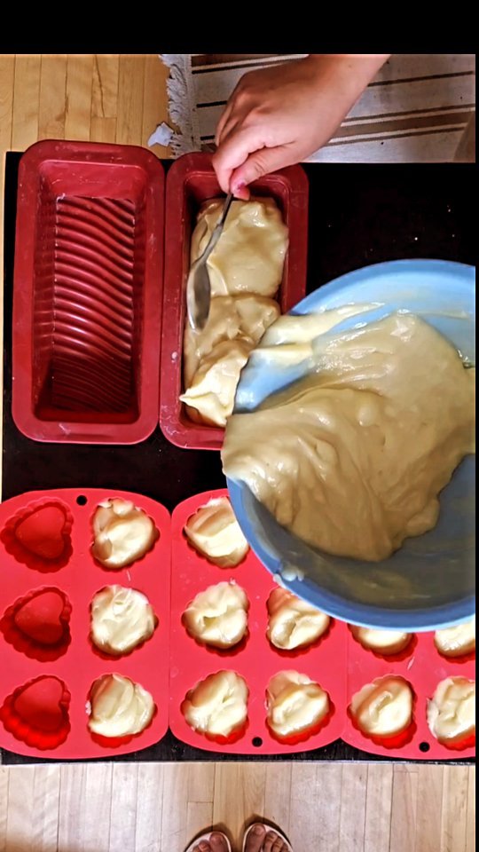 Making our stock of eco-soaps for the holidays. Our products are already beginning to sell out fast so get yours while stock lasts!
.
.
.
.
#soapmaking #soap #soapcutting #soapcuttingvideo #montreal #montrealshopping #love #satisfying