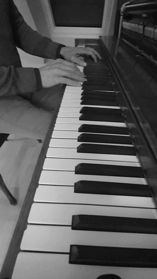'safe and sound' is my latest release from my upcoming album titled 'growing' which will be released next February. Listen to how important the #lefthand is when playing the piano - only the #righthand is rarely enough for a complete listening experience. You can guess the harmonies, but you're certainly not always right - and the left hand creates so many opportunities for a composer to give the piece its character and message.
.
May all your loved ones always be #safeandsound when a situation wasn't easy! Have a good weekend everyone.
.
#classical #classicalcomposer #classicalmusic #classicalmusician #classicalmusicians #classicalpianist #classicalpiano #pianist #pianists #pianistsofinstagram #piano #pianolovers #pianoplayer #pianosolo #pianistsofinstagram