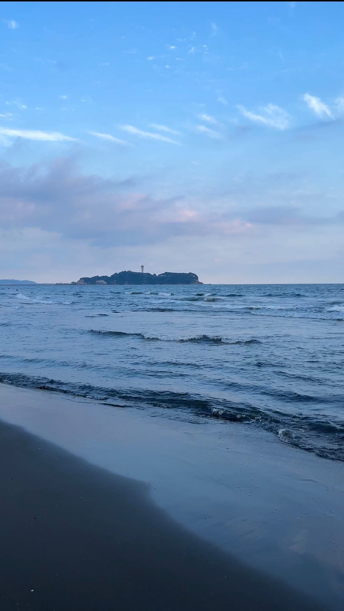 Wanna know the hint 👇
-It is not too far away from Tokyo :) 🏄♂️🇯🇵
#surf #japan #japantravel #surfspots #japansurf #surfjapan