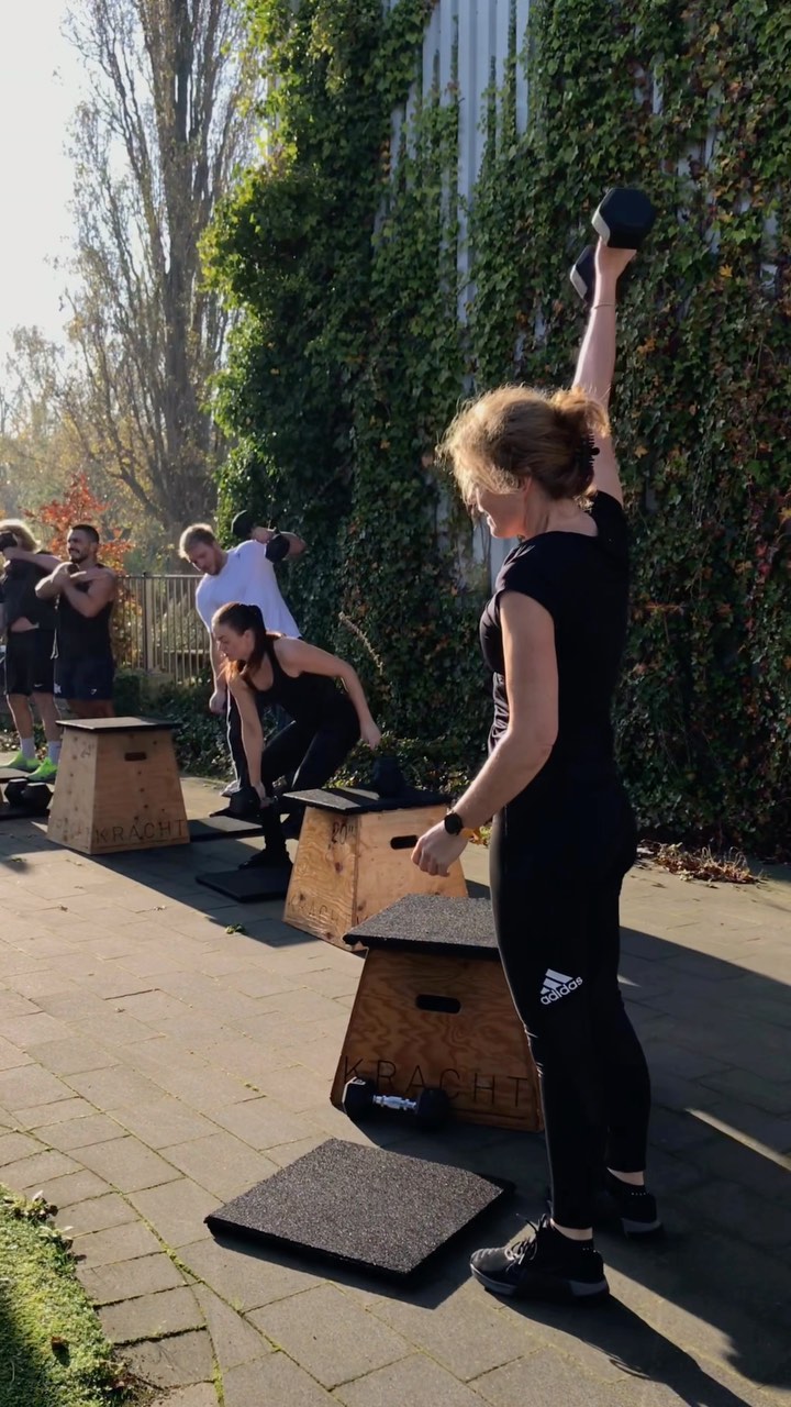 Last Monday marked our last outdoor training at Kracht—don’t be sad, the fun’s just beginning! 🍂💪 November’s packed with a Butterfly Pull-up Workshop, Cold Exposure & Breathing Workshop, our epic Autumn Benchmark Party, and so much more! 🗓️✨ Save the dates from the November newsletter & grab your spot in these awesome classes—let’s make this season unforgettable! Are you ready? #krachtamsterdam #bringyourbest #krachtcommunity #levelupyourself #novembergoals #outdoorfitness #fitnessfun