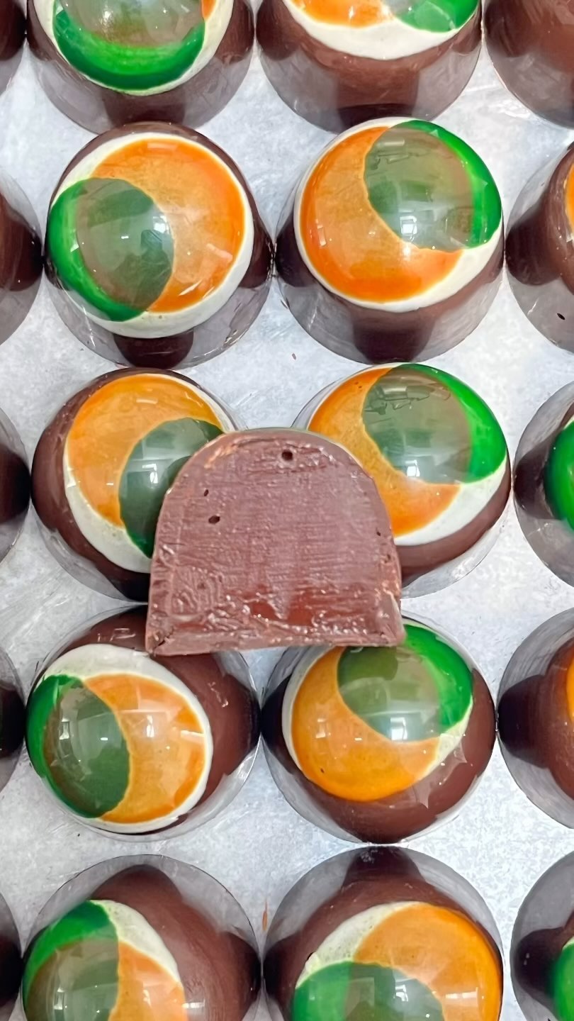 Special mention to our ever so popular mango & passion fruit chocolate bonbon 🥭🌴
This bonbon has been part of our collection since the start and consistently ranking among our customers’ top pick🎖️
Created as part of our plant-based options range it is filled with a refreshing mango and passion fruit infused dark chocolate ganache and encased in a crisp 70% dark chocolate shell.
One among our selection of ten other unique flavours to be discovered 🍫💝
For more info visit:
www.azurachocolat.com
________
#chocolate #truffles #finechocolate #easterchocolate #springrecipes #chocolategifts
#chocolateart #finefood
#chocolatelovers #edibleart #handmade #handcraftedchocolate #darkchocolatelovers #veganchocolate
#plantbasedchocolate #dairyfreechocolate #artisan #artisanchocolates