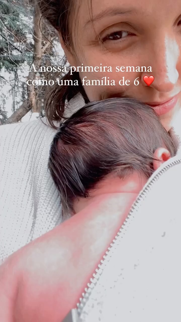 Eu ainda tô no high de ocitocina!
A primeira semana com RN no hospital ou em casa pode ser uma montanha-russa de emoções e sentimentos. Pode bater insegurança, medo..
Por isso que resolvi escrever um pouco da nossa primeira semana, dicas e do que é normal sentir.
NOSSO NENÉM:
- quase não usou roupa. Ficou colado em mim desde o nascimento. Contato pele a pela desde o primeiro dia comigo e, quando da, com o papai e até com os irmãos.
- tetê openbar infinito. Muita sucção nutritiva e não nutritiva. Ajuda tanto na recuperação da mãe quanto pra estabelecer a amamentação. A descida do leite aconteceu no segundo dia, no terceiro o cocô do neném já tava amarelo.
EU:
- tive 4 dias de CÓLICAS bem bem bem fortes. As cólicas no pós-parto se dão pela contração uterina pra retornar ao seu tamanho original.
Durante as mamadas as cólicas são mais fortes por conta da ocitocina!
RESPEITE O WOCHENBETT = A SEMANA DE DESCANSO PÓS-PARTO… mesmo quando tiver se sentindo fit.
- agora no 6º dia pós-parto tô mais sensível. Tanto a falta de sono quanto os hormônios influenciam no humor agora nesse início. Exige muita compreensão do parceiro.
OS IRMÃOS:
- passaram a primeira semana hiper empolgados: querendo tocar, beijar, acordando nas madrugadas pra o ver… e deixamos rolar.
Acreditamos que repreender com frases como “cuidado!” “Não toque aí” “não pode fazer isso..” podem deixar os mais velhos com o sentimento que o bebê veio pra separar a família e não agregar. Então usamos “ele ama quando beija o pezinho” ou “olha o cabelo.. faz carinho na cabeça” quando eles vão com muita vontade no Miguel 😅 Até agora não tivemos crise de ciúmes.
O PAPAI:
- o papai tá focando a atenção nos mais velhos! Levando os três na piscina, pra passear de bicicleta, halloween…
- tá assumindo a limpeza da casa quando da, mas sem grillar. A bagunça é natural pra uma família com crianças, ainda mais num evento tão grande. A casa fica pra depois.
O mais importante é a família toda aproveitar toda a ocitocina possível!
#familiagrande #brasileirosnaeuropa #maedequatro #partonatural #ocitocina #paternidadeconsciente