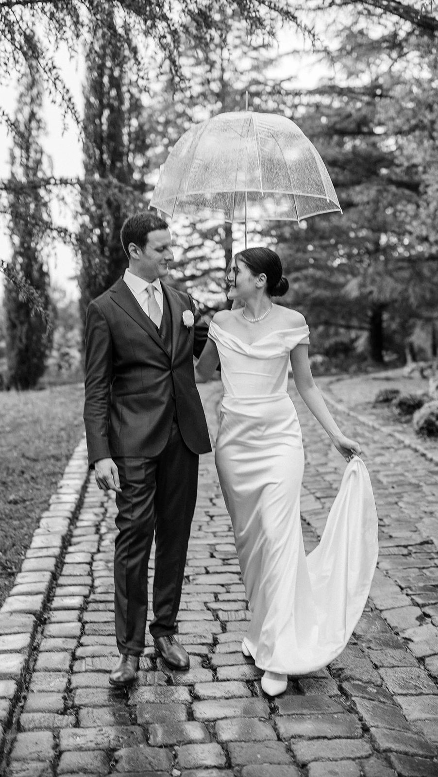 🌦️❤️ Même la météo ne peut éclipser votre amour ! Je sais à quel point vous avez minutieusement planifié chaque détail pour que votre grand jour soit parfait. Des plans A, B et même C sont en place, mais il y a une chose que nous ne pouvons pas contrôler : la météo. ☔️
Votre inquiétude est légitime, mais rappelez-vous que l’attitude que vous adopterez fera toute la différence. L’essentiel est que vous soyez entourés des êtres chers qui célèbreront votre amour. Profitez de chaque instant, car l’éclat véritable de cette journée émanera de la chaleur de vos cœurs. Peu importe le temps qu’il fera, l’amour que vous partagerez brillera de mille feux ! 💍❤️🌈
#weddingphotographer #luxurywedding #luxuryweddingphotographer #weddingsouthoffrance #fineartweddingphotographer #provencewedding #wedding2024 #destinationweddingphotographer #frenchrivierawedding #rivierawedding #fineartweddingfrance #luxuryweddingplanner #weddingrain