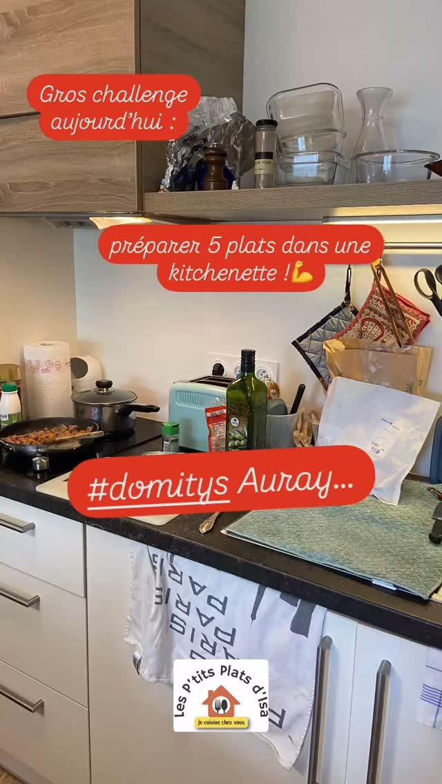 Nouveau challenge aujourd’hui :
Cuisiner pour une senior chez #domitys à Auray « Les Voiles Pourpres », dans une kitchenette avec deux plaques de cuisson et un mini four…
La personne ne souhaite plus descendre prendre ses repas à la salle à manger, et sa famille a pensé à du batch cooking à domicile.
Je lui ai préparé 5 plats, en deux portions, ce qui lui fait deux semaines (le soir elle fait un repas frugal, et le week-end c’est plutôt en famille).
Que pensez-vous du résultat ? 😋
#residencesenior #bienmangerpourlasanté #aurayvannes #batchcooking