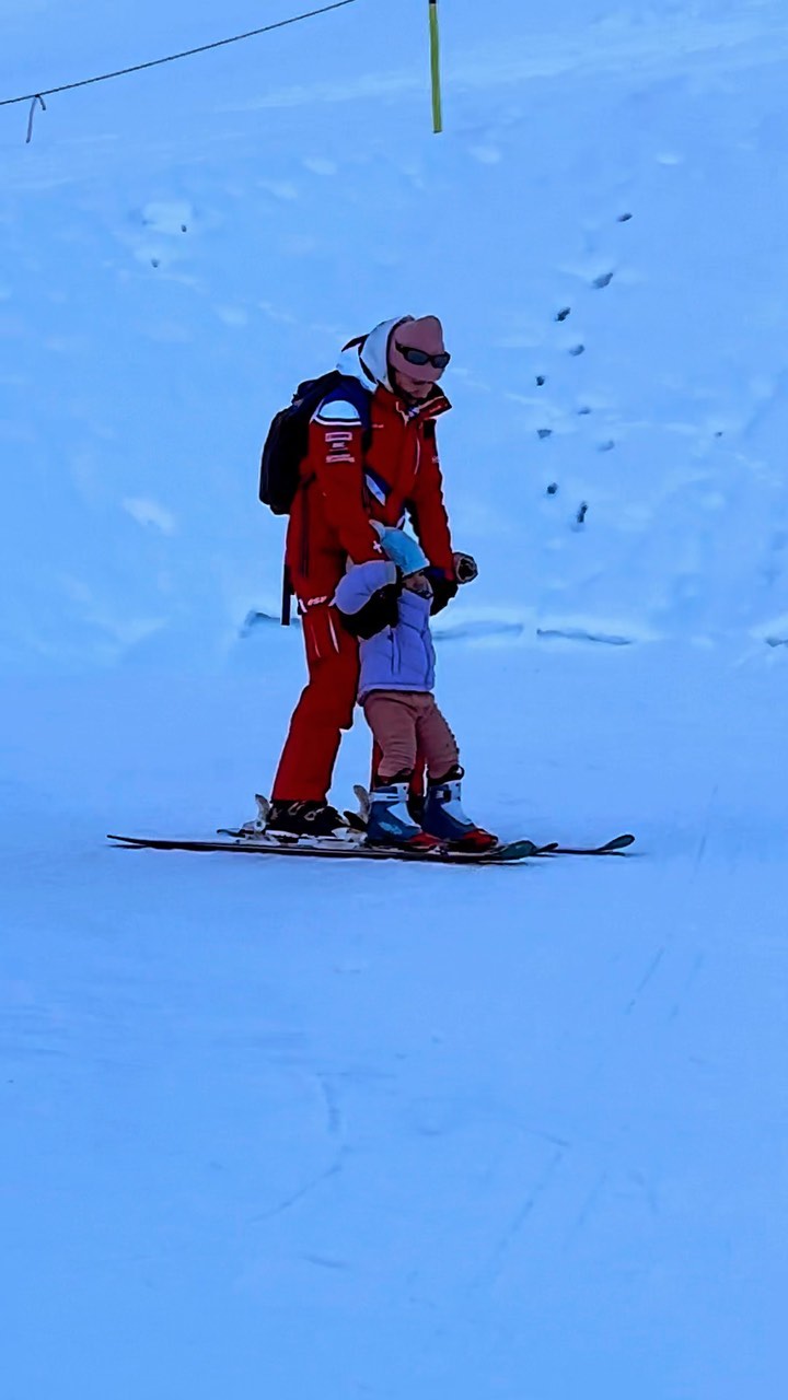 Can it get any cuter than this? A two years old experiencing the skis and the slopes for the first time… Amazing evolution after just 1 hour per day over 3 days
