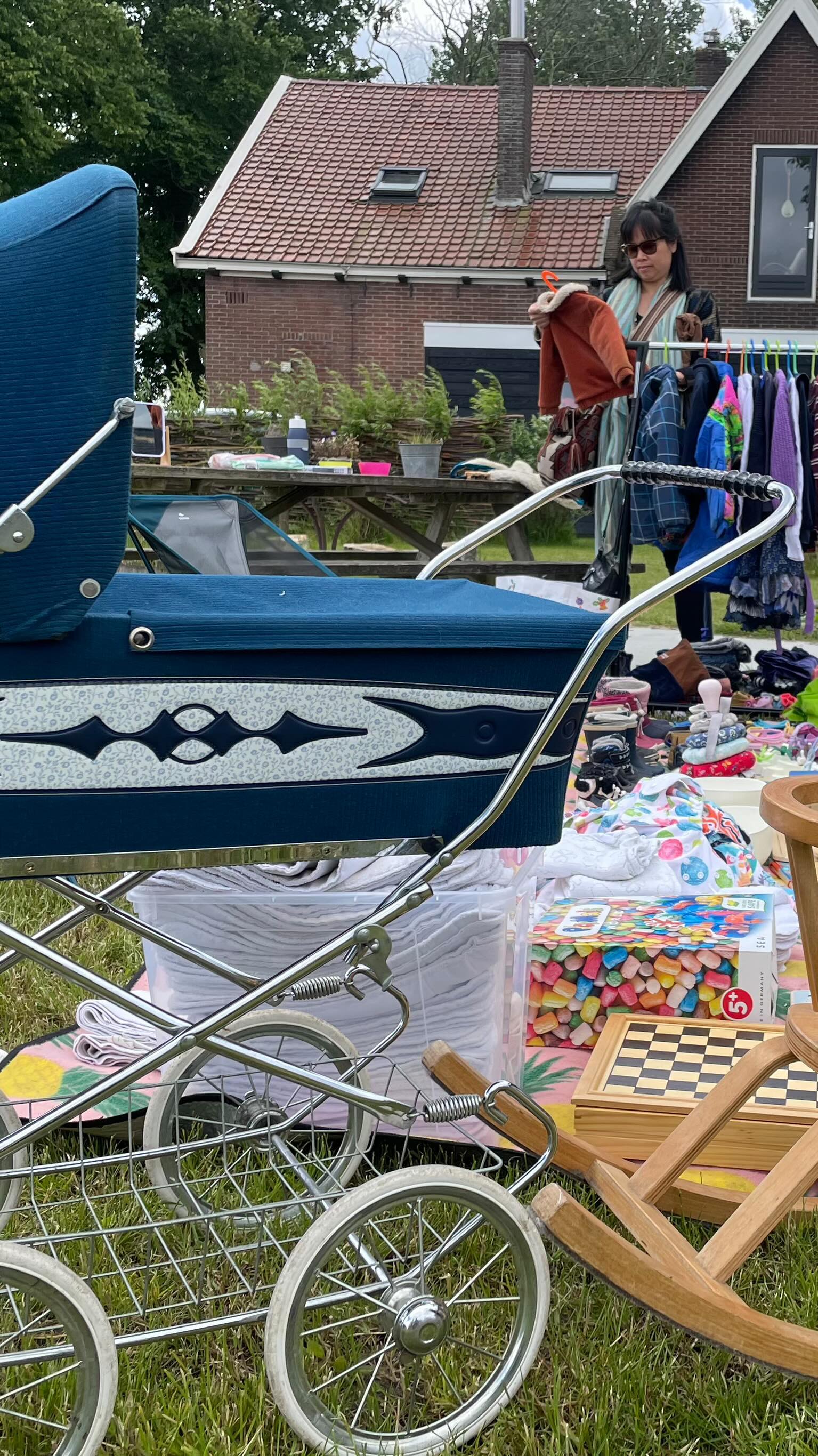 Overmorgen (zaterdag 13 juli) is er weer een rommelmarktje op Huize Blokland! Het wordt super gezellig, met eten, drinken, muziek, Acroyoga, schmink, een vuurtje later op de middag en natuurlijk: spulletjes die een tweede leven verdienen! Het evenement is zeer kindvriendelijk maar leuk voor iedereen 😀
Kom je lekker struinen? Vanaf 13 uur tot begin avond, afhankelijk van hoe gezellig het is. Bij regen is het marktje binnen in de stal!
PS er is ook nog plek voor kleedjes! DM bij interesse
Tot zaterdag
(Kom zoveel mogelijk met de fiets, parkeren kan langs de parallelweg)