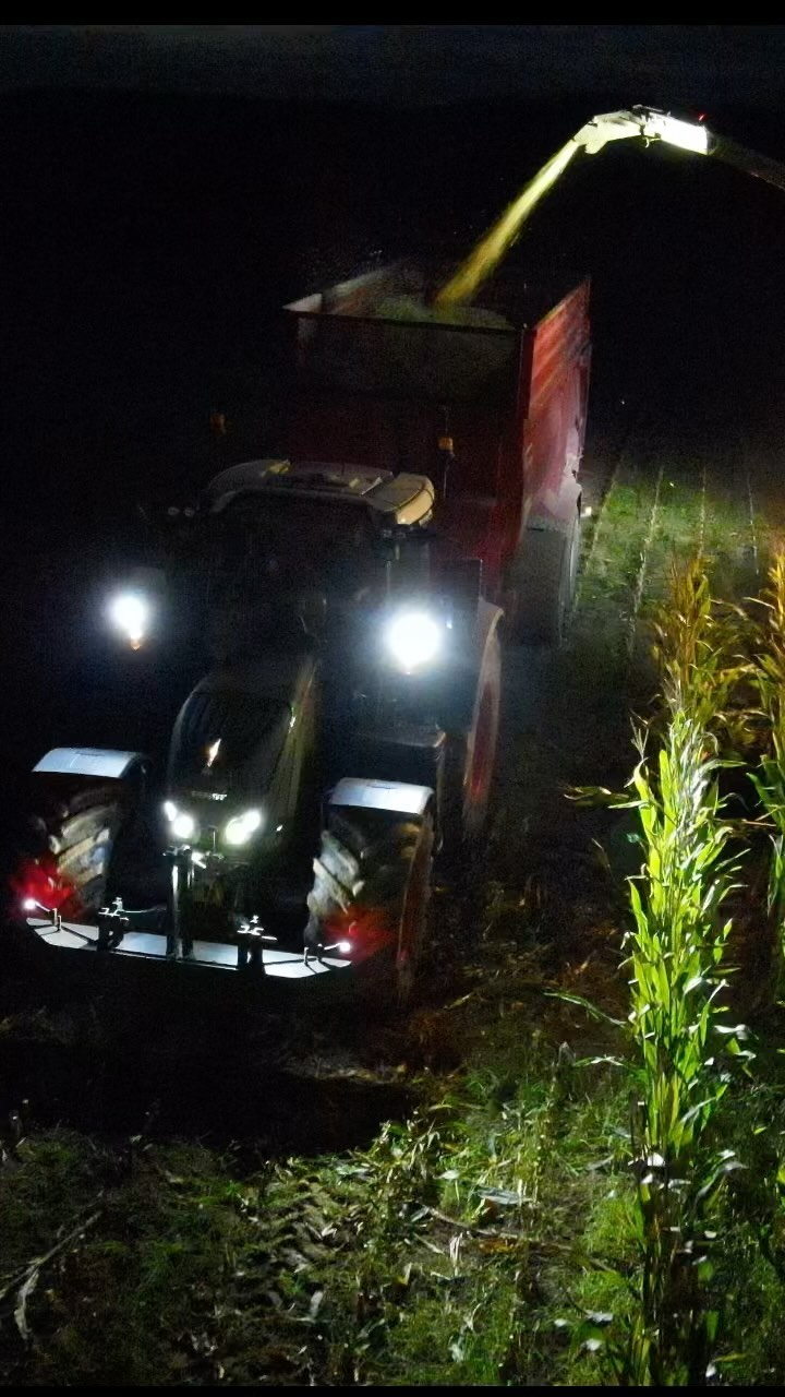 Rückblick auf die Maisernte 2023! 🌽
#bisdasnichtmehrschockt #mittenindernacht #hektarjagd #nurvollewägenzählen #leadersdrivefendt #weilwirliebenwaswirtun #lohnerausleidenschaft #maismafia #einsatzgruppehektar #watschleift