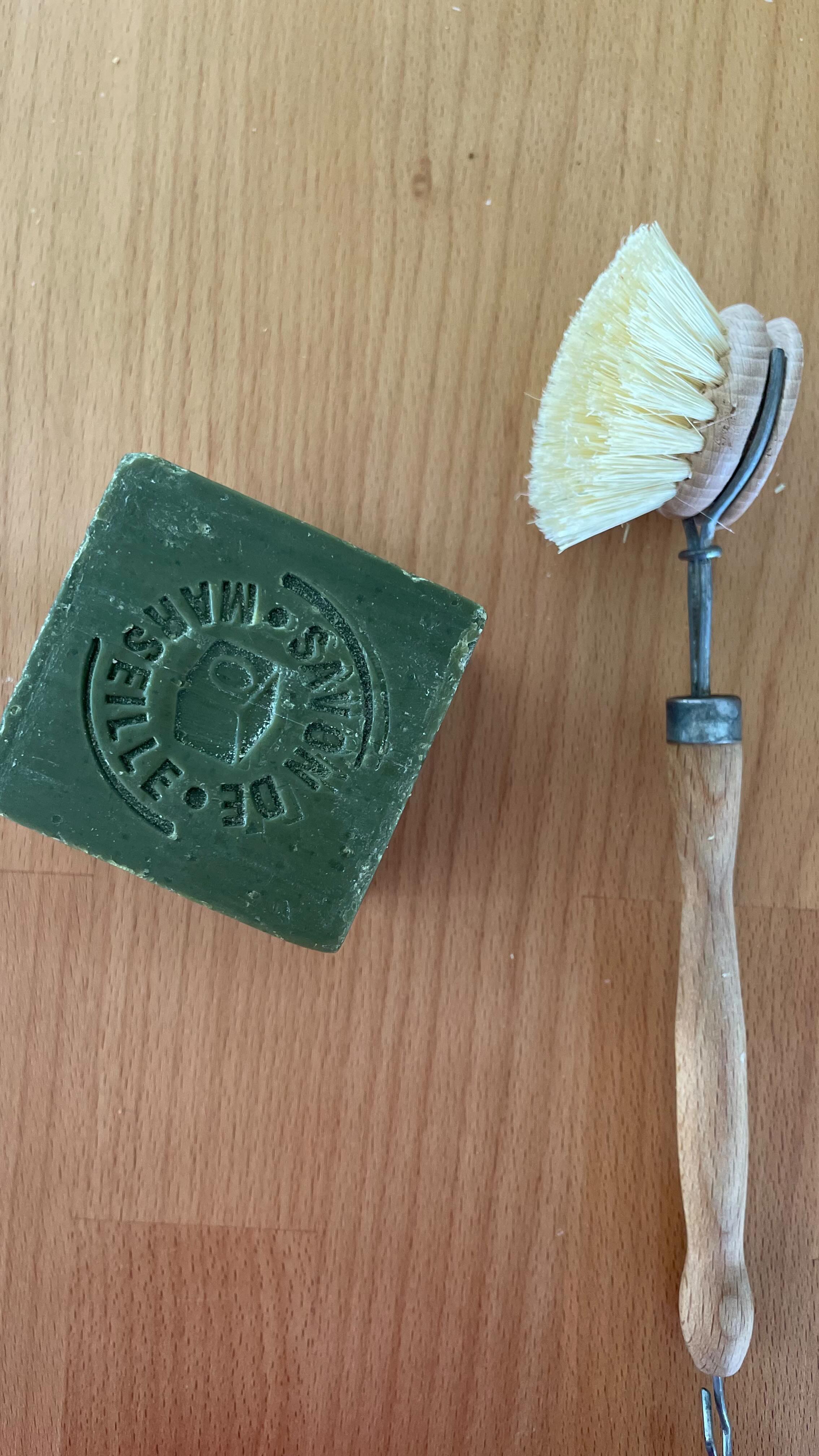 Focus suf la brosse vaisselle : un indispensable à avoir dans sa cuisine. Idéale pour tout nettoyer… économique et écologique, je vous explique pourquoi.
#brosse #brossevaisselle #vaisselle #ecologie #economie #economique #ecologique #rechargeable #savondemarseille #menage #menageclean #clean