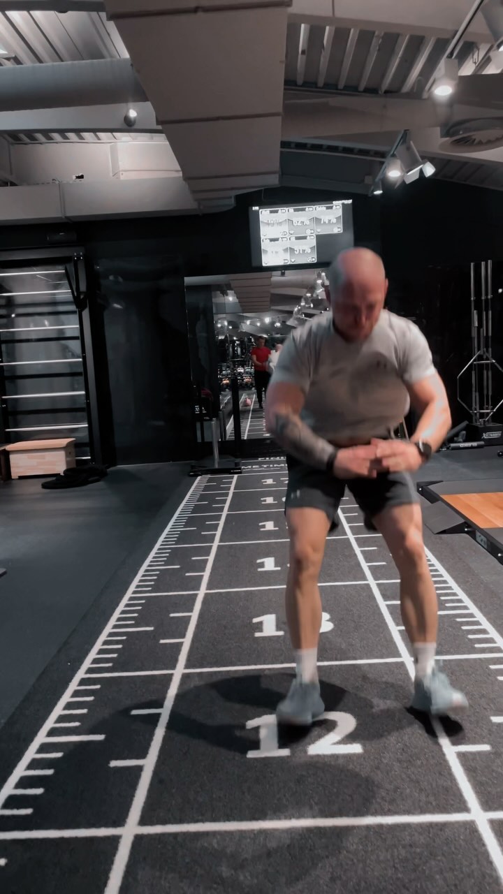 Train hard, stay focused, and remember that every drop of sweat brings you one step closer to achieving greatness. Embrace the challenge and believe in your strength!
#burpees #jump #hyroxtraining #fitness #motivation #frankfurt