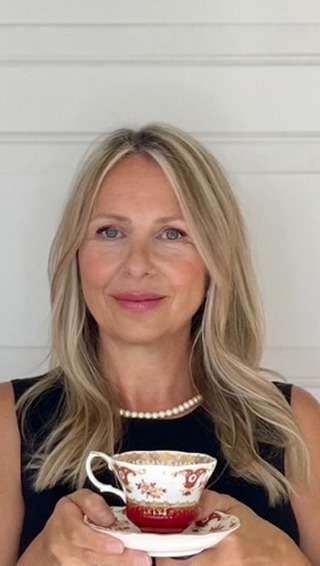 ✨Tea cups & saucers!
If you’re standing, or are sitting away from a table, you should always hold your cup and saucer together ~ they’re partners when you’re standing✨
*
*
#diningetiquette #manners #teatips
#etiquette #etiquettetips #etiquettecoaching #etiquettetraining #etiquetteexpert #etiquetterules #etiquettetrainer #etiquettelessons #businessetiquette #etiquettecoach
#etiqueta
#tablemanners #tableetiquette #diningtips #britishdining #etiquettetrainer #lifeskills #alwayslearning #image #confidence #socialetiquette #diningmanners #instatip #protip