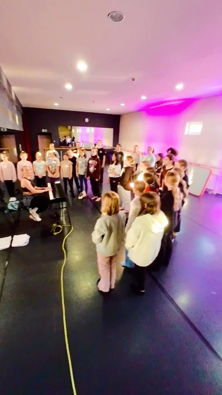 Das war unser Starlight Express Workshop mit Rose und Daniel!! Was für ein Einmaliges Erlebnis, einen Workshop Nachmittag mit den Starlight Darstellern erleben zu dürfen! Wir haben nicht nur einen mega Song mit mega Choreo gelernt, sondern auch was es bedeutet, ein Musical Darsteller zu sein! DANKE, Rose and Daniel- energy through the rooooooooof! 🚀🚀🚀🚀