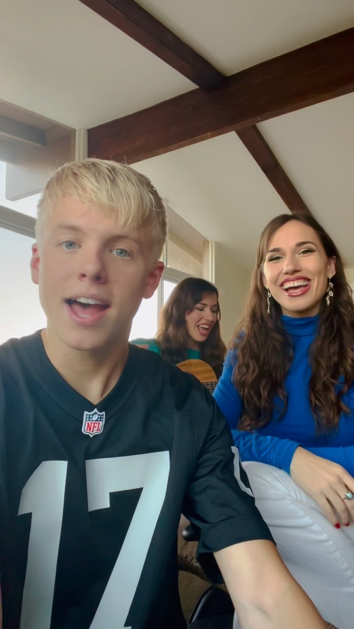 threw a lil something together with @carsonlueders in honor of @postmalone performing in LA🎶
@veronicahuber_ 🎸 @_allisonhuber_ 🎙