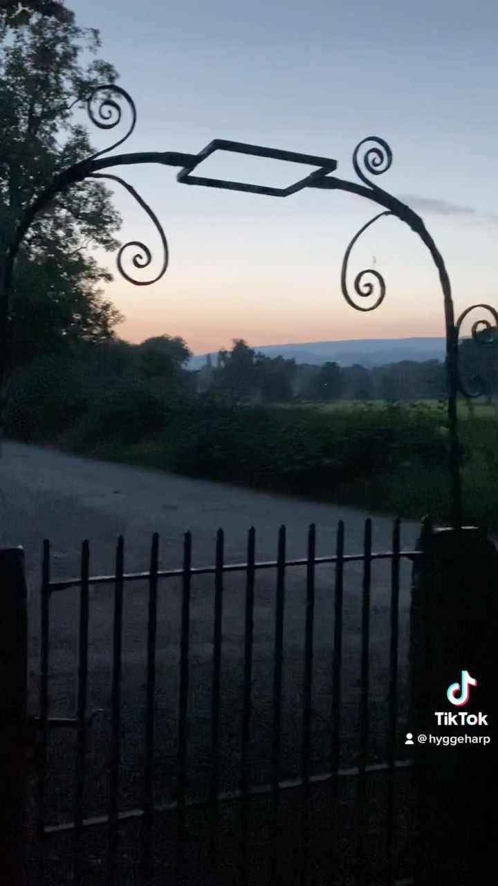 Episode 4: Medieval Dancing and Ghosts at Twilight
#minivlog #aesthetic #harp #harpmusic #medieval #ghosts #ghostsofinstagram #yorkshiredales #durham #art #atmosphere #oldchurch #boltoncastle #yorkshireghosts #september #vlog #hygge #hyggelife #music