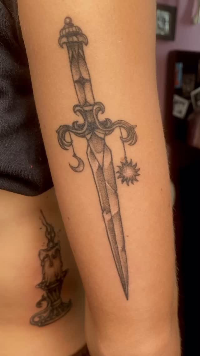 Healed up sword + fresh candle 🗡️🕯️🗡️ Thanks as always Gabriella!
