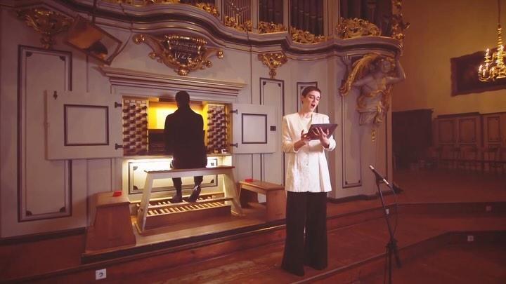 Pasqualiniās Perche Dolce Bambino
With one of my favorite humans @maximilianschnaus.berlin
A timely delivery to you before Easter weekend of this special recording made from last Decemberās concert @marienkirche_berlin with the fabulous @liam.byrne
Check out the full performance on my YouTube page.
š„ @m8r8.frame
#mezzosoprano#baroque#earlymusic#mezzo #italianbaroque #baroquegirls #mezzo