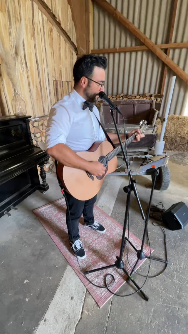 Hier ein kleines Video vom Soundcheck auf der Hochzeit am Wochenende auf dem schönen @marienhof_einzigartig_feiern.
Die Trauung war wieder meega geil gemacht von der lieben @fraeulein.traut.euch. Wie immer perfekt festgehalten von @christine.sauer.hochzeitsfotos
Ein schöner Nachmittag mit tollen Kolleg:innen.
#wedding #hochzeit #hochzeitssänger #sänger #singer #akustisch #acoustic #trauung #weddingplaner #hochzeitsplaner #cover #eventsänger #frankfurt #hanau #mainz #wiesbaden #aschaffenburg #darmstadt #bridetobe #bridetobe2026 #bridetobe2025 #eventmusik #braut #musiker #sektempfang #singersongwriter #dj #loopstation #livelooping