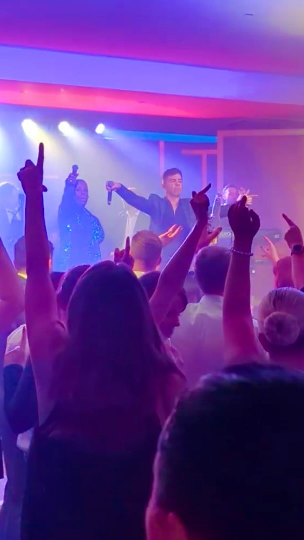 🎶 What a night! Good times never seemed so good on the stage at the @avivauk ACE Awards in Hinckley, where @gaztwistvox lit the stage up with his powerhouse vocals and the dancefloor was out of this world! 💫
🗣️"We had outstanding feedback on the band, especially for the singers who went above and beyond on the energy levels." Jane Moore, Sternberg Clarke
Our heartfelt thanks to our lovely friends at @sternbergclarke for making it happen. Just like Aviva, The Kitts have always got you covered for life’s unexpected twists 🕺 and turns! 💃 🎶
#thekittsband #aceawards #livemusic #corporateevents #luxuryevents #music