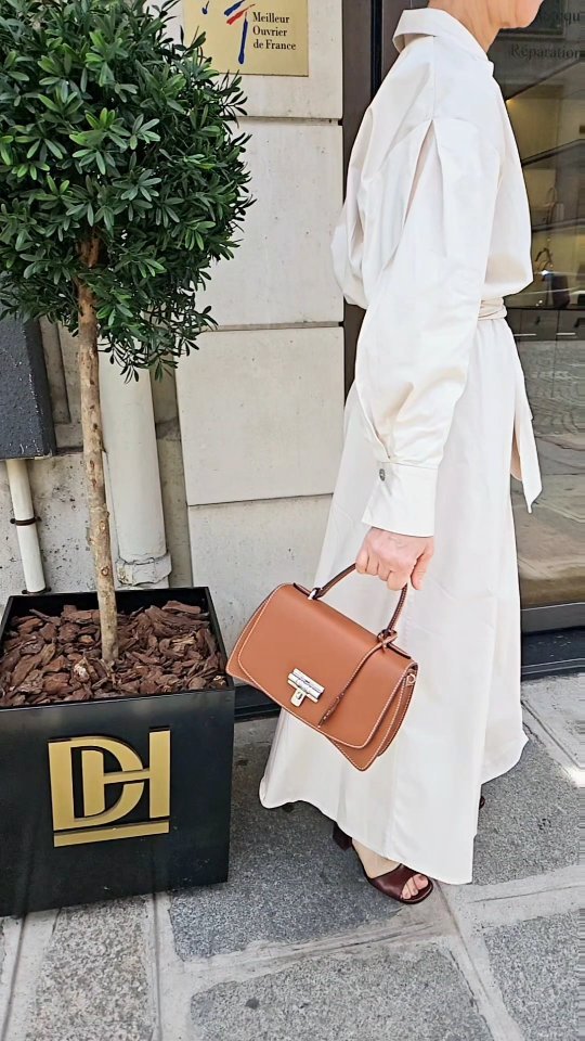 Chaque pièce deviendra unique pour celle qui l'adoptera.
#prouesbydavidhanna #loquet #mode #élégance #fashionvideo #look #Hautemaroquinerie #handbag #Luxuryhandbag #fashion #frenchluxurybrand