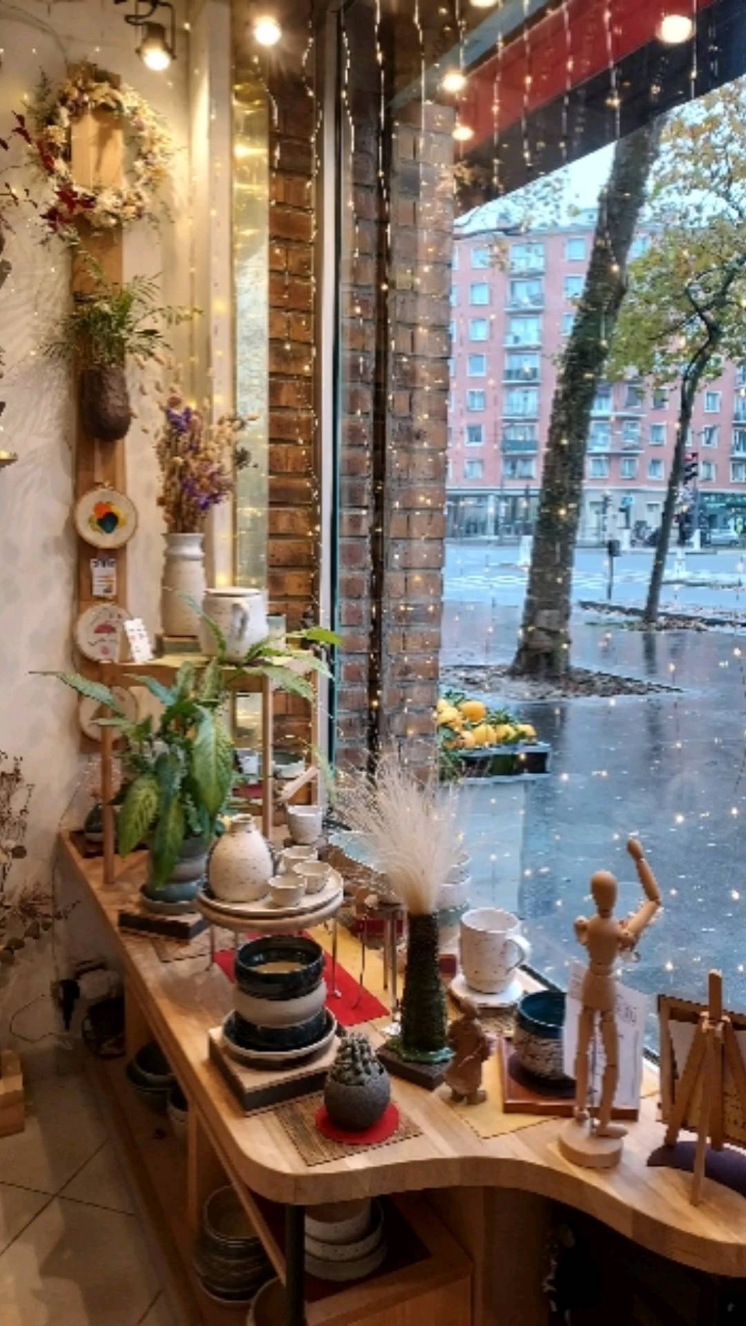 DU FAIT MAIN SOUS VOTRE 🎄 SAPIN 🎄
_________________________________________
Merci pour vos nombreux passages à la boutique de Noël !! Et merci pour votre soutien à mon travail, à l'artisanat.
Si vous cherchez encore quelques cadeaux...
La boutique de Noël sera ouverte ce week-end et la semaine prochaine du mardi au vendredi.
Sur nos étagères nous avons encore des belles pièces qui vous attendent, des idées cadeaux pleines de poésie et d'humanité.
Vous y trouverez de la belle vaisselle artisanale faite par mes petites mains : théières, bols, mugs, tasses et saladiers, mais aussi des services à saké, des chawans (bol à thé japonais) et des céramiques pour vos plantes.
Du fait main sous votre sapin !
Temps de Terre Céramiques
2, Avenue Courteline
75012 - Paris
SAMEDI 17/12
de 11h à 19h
DIMANCHE 18/12
de 13h à 17h
Ensuite pour la semaine prochaine :
du mardi au jeudi
de 11h à 19h
vendredi 23/12
de 11h à 17h
__________________________________________
#localshop #paris12 #paris #ideescadeaux #ceramique #vaisselleartisanale #serviceasake #saké #teatime #chocolatchaud