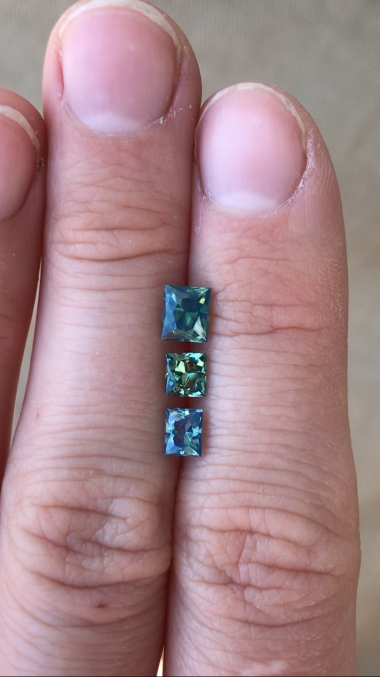 Saphirs d’Auvergne (France 🇫🇷) Naturels, non chauffés, non traités.
1 : saphir d’Auvergne 0,87ct | 5,30 x 4,52mm
2 : saphir d’Auvergne 0,50ct 4,20 x 3,94mm
3 : saphir d’Auvergne 0,51ct 4,45 x 3,63mm
French sapphires 🇫🇷 from Auvergne. Rectangle cut . Precision cut. Natural, unheated, untreated.
#saphir #saphirdefrance #saphirdauvergne #frenchsapphire #finegems #exceptionalgemstones #teal #tealsapphire #bluesapphire #naturalgemstone #ethicalgemstone #ethicallymined #naturalsapphire #unheatedsapphire #saphirnaturel #pierresethiques #joaillerieethique
#sapphire #gemme #cuttinggemstones #precisioncut #ethicaljewelry #highjewelry #jewelrydesign #statementjewelry #hautejoaillerie #minetomarket #jewelrydesigner #jewelryblogger #gemstonetraceability