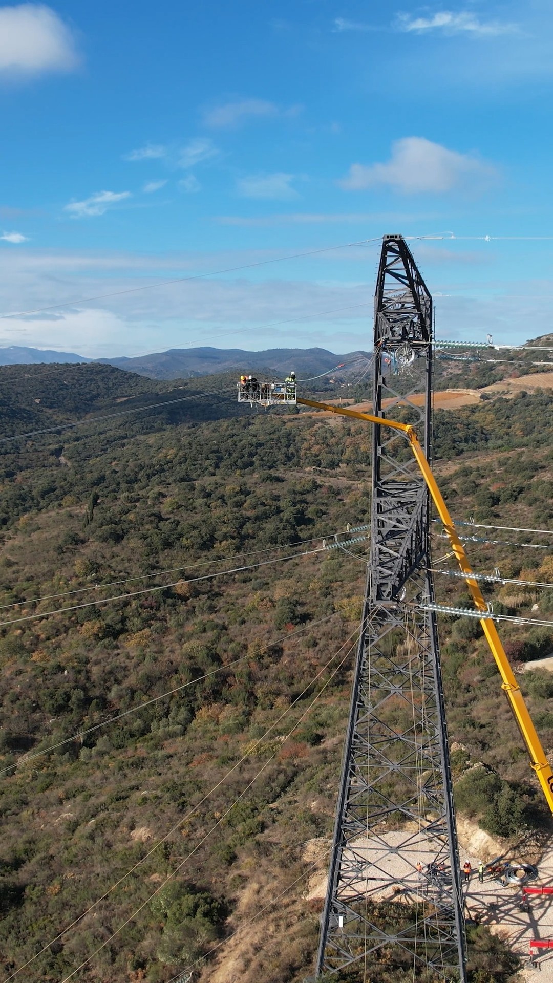 REPORTAGE PHOTO & VIDEO en drone pour l'INDUSTRIE 👷
🏗 Le métiers de télépilote de drone nous amène à vivre des situations, à faire des rencontres 🤝, à découvrir d'autre métiers inattendus.
J'ai adoré faire ce reportage, la tension était palpable car les enjeux sont énormes, mais il y a un tel professionalisme, ces hommes savent s'adapter à toutes les situations, ils ne compte ni leur temps ni leur prise de risque, dès qu'il y a une manoeuvre à faire, ils s'executent avec une méthodologie stricte et sans jamais rechigner. Bravo à toute l'équipe Omexom
.
#omexom #industrie #industriel #hautetension #energie #energiepositive #vinci #vincienergies #coupdecoeur #energieverte #photo #photoindustry #photoreportage #photooftheday
.
.
#agenceaudiovisuelle #RéalisationAudiovisuelle #PhotoProfessionnelle #DroneProfessionnel #VideoCorporate #monteurAudiovisuel #Packshot #ReportagePhoto